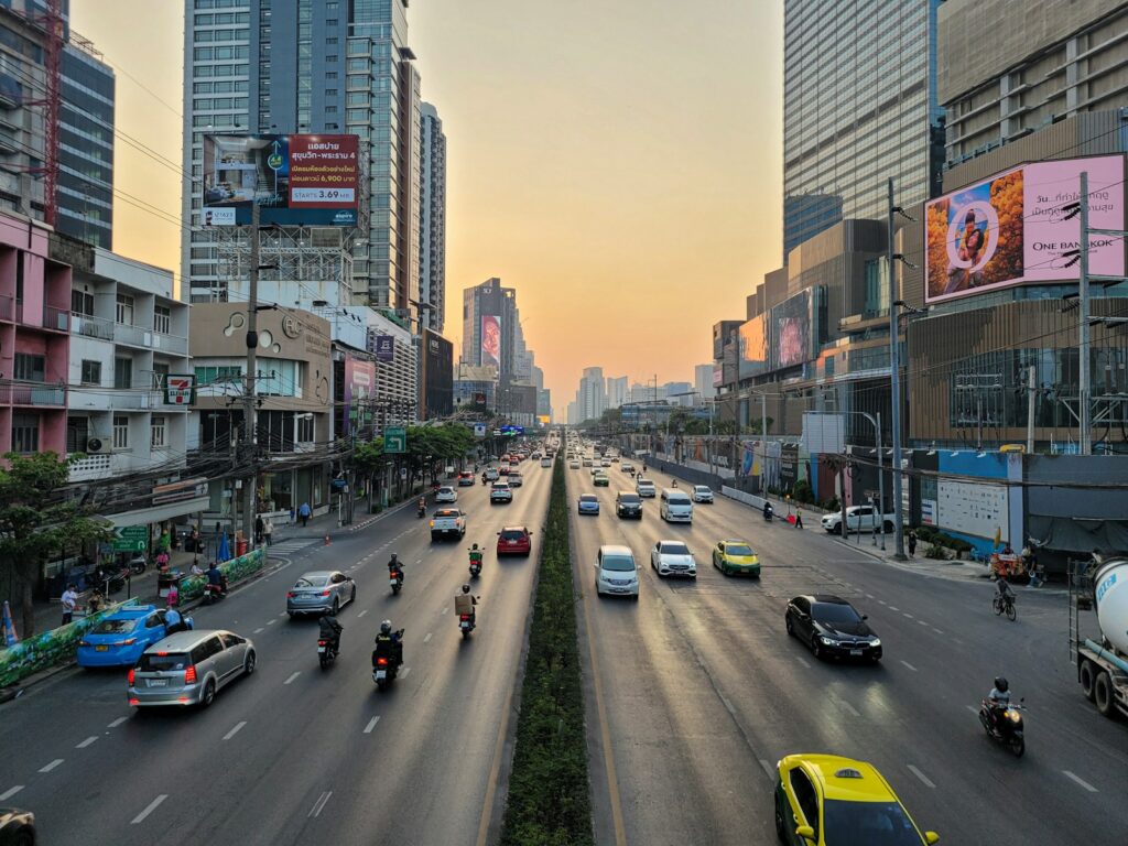 a city street filled with lots of traffic and advertising